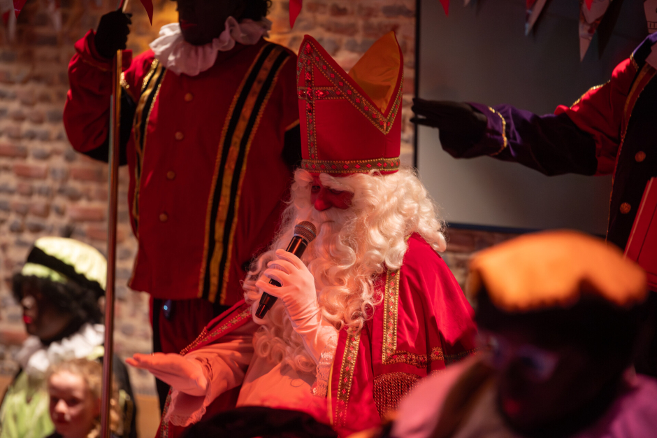 Jongste jeugd verrast door bezoek Sinterklaas