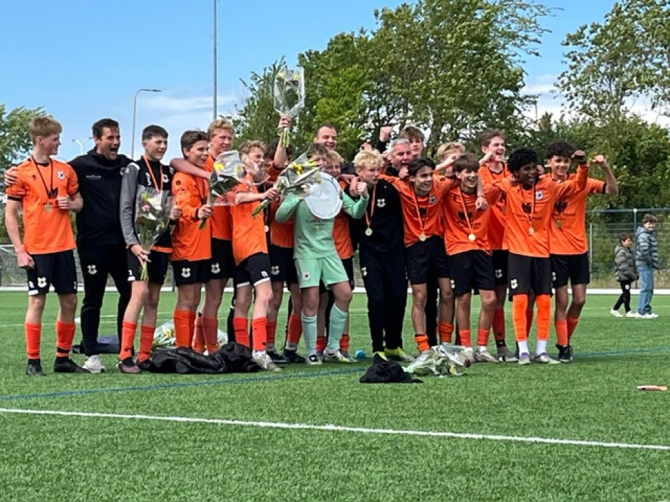 Ook O15-1 is kampioen en promoveert naar de Divisie