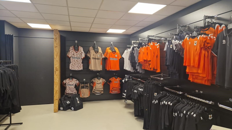Kledingshop zaterdag van 12.00 tot 13.30 uur geopend