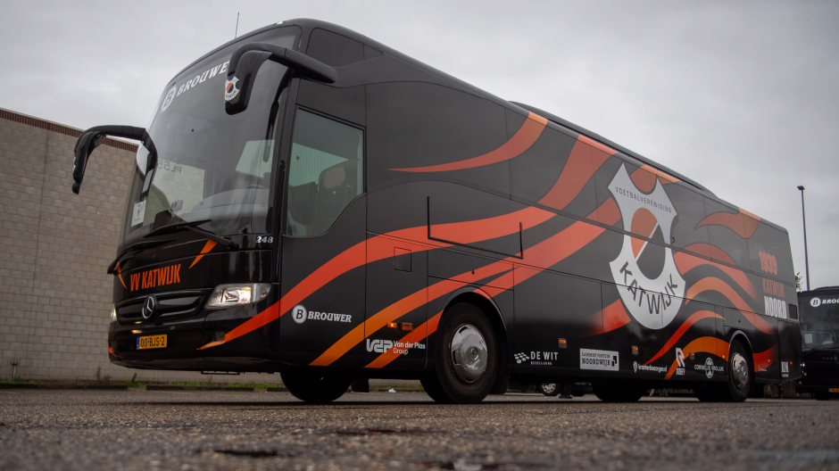 VV Katwijk presenteert nieuwe spelersbus