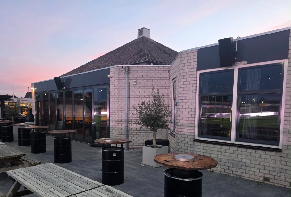 Nieuwe geluidsinstallatie op het terras van VV Katwijk